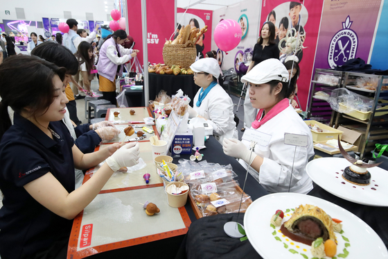 지난 9월 대구 엑스코에서 열린 '2025 대구교육청 직업교육박람회-특·마(특성화고·마이스터고) 페스티벌'을 찾은 학생들이 상서고 부스에서 제과제빵 실습을 하고 있다. 뉴스1