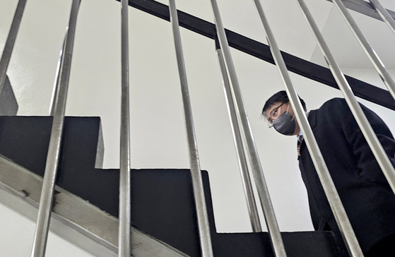 통일교가 정치권 인사들에게 접근하는 '통로' 역할을 했다는 의혹을 받는 통일교 산하단체 천주평화연합(UPF) 송광석 전 회장이 24일 서울 서대문구 경찰청에 출석하고 있다. 연합뉴스