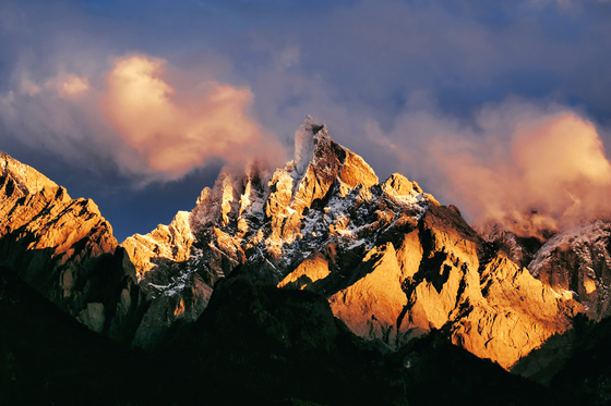 옥룡설산의 웅장한 자태. 이 풍경을 바라보며 객잔에서 맥주를 한잔했다.