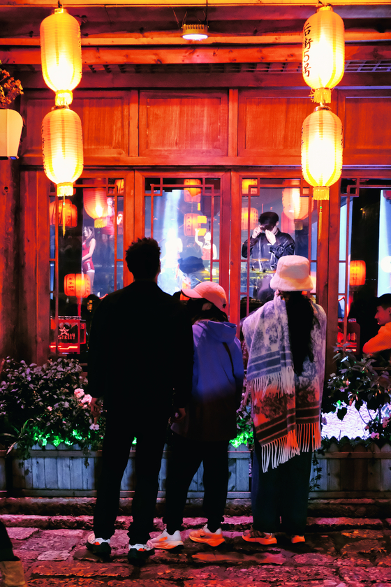 리장고성의 또 다른 얼굴은 ‘헌팅클럽’을 방불케 하는 밤 문화다.