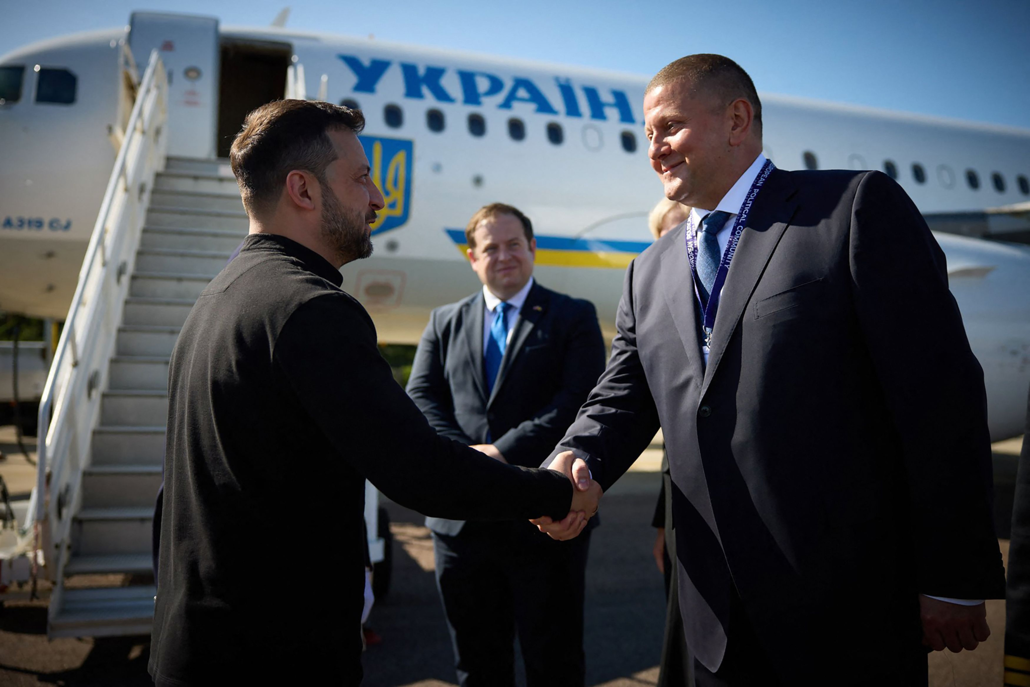 발레리 잘루즈니 전 우크라이나군 총사령관이 지난해 7월 18일(현지시간) 유럽 정치 공동체(EPC) 회의에 앞서 우드스톡에 도착한 볼로디미르 젤렌스키 우크라이나 대통령와 악수하고 있다. AFP=연합뉴스