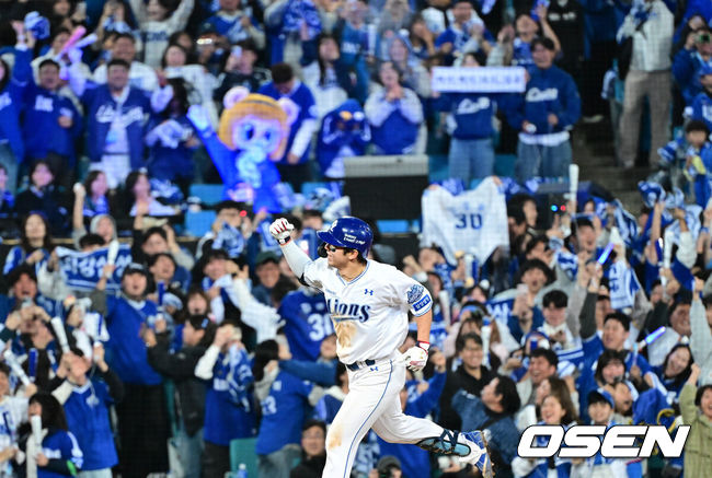 [OSEN=대구, 최규한 기자] 22일 대구 삼성라이온즈파크에서 ‘2025 신한 SOL Bank KBO리그’ 포스트시즌 플레이오프 4차전 삼성 라이온즈와 한화 이글스의 경기가 열렸다.삼성은 원태인, 한화는 정우주를 선발로 내세웠다.7회말 1사 1, 2루 상황 삼성 김영웅이 역전 우월 스리런포를 날리고 그라운드를 돌며 기뻐하고 있다. 2025.10.22 / dreamer@osen.co.kr
