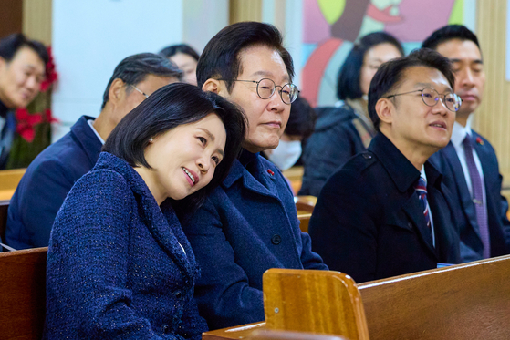 이재명 대통령과 김혜경 여사가 25일 인천 계양구 해인교회에서 성탄 예배를 하고 있다. 대통령 옆에는 김남준 대변인이 동행했다. [사진 대통령실]
