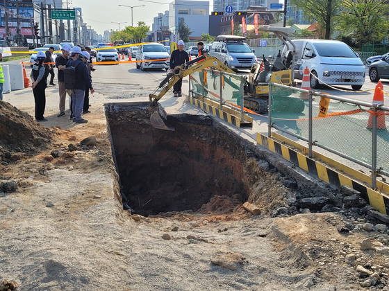 지난 4월 26일 경기 고양시 일산동구에서 도로 오수관 공사 중 흙더미가 무너져 내리며 근로자 1명이 숨지고 1명이 다쳤다. 경기북부경찰청