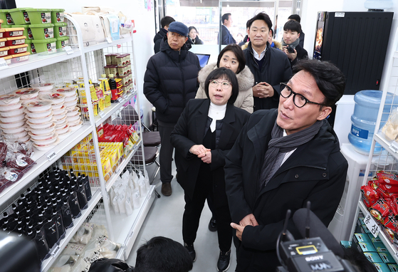 26일 서울 종로구 창신동 쪽방상담소 동행스토어 온기창고를 방문한 김민석 국무총리가 시설 운영 과정을 알아보고 있다. 뉴스1