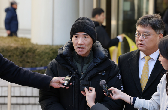 서해 피격 사건 관련 유가족 이래진 씨가 26일 서울 서초구 서울중앙지방법원에서 열린 서훈 전 청와대 국가안보실장, 박지원 전 국정원장, 서욱 전 국방장관 등에 대한 1심 선고공판 뒤 법정을 나서며 발언하고 있다. 연합뉴스