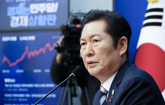 정청래 더불어민주당 대표가 26일 국회에서 당대표 기자회견에서 기자들 질문에 답하고 있다. 임현동 기자