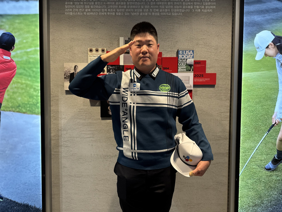 최근 기초군사훈련을 마친 임성재가 경례 자세를 취하고 있다. 이날 임성재는 최근 불거진 LIV 골프 이적설을 일축했다. 고봉준 기자