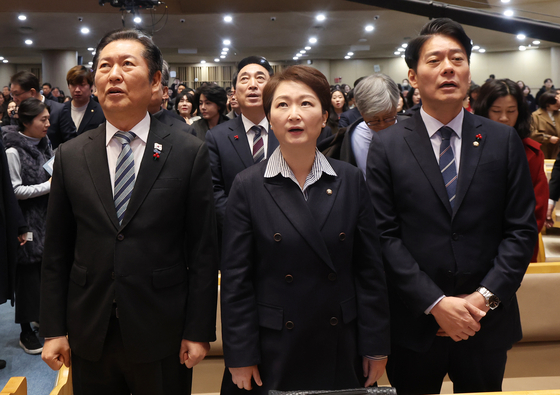 정청래 더불어민주당 대표(왼쪽)가 25일 경기도 용인 새에덴교회에서 예배를 드리고 있다. 임현동 기자