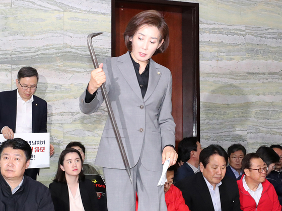 지난 2019년 4월 나경원 당시 자유한국당 원내대표가 국회 의안과 앞에서 열린 긴급 의원총회에서 쇠지렛대를 들고 나오고 있다. 연합뉴스
