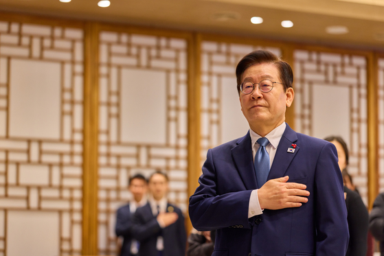 이재명 대통령이 26일 오전 서울 용산 대통령실에서 열린 위험직무 순직 유가족 초청 오찬에 참석해 국민의례를 하고 있다. 대통령실 제공