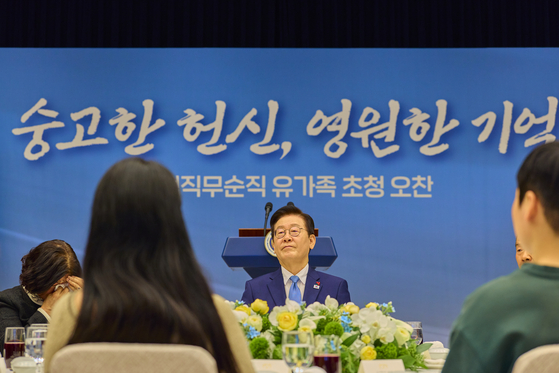 이재명 대통령이 26일 용산 대통령실에서 열린 위험직무 순직 유가족 초청 오찬에서 참석자 대표 발언을 듣는 가운데 한 참석자가 눈물을 흘리고 있다. 사진 대통령실