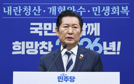 정청래 더불어민주당 대표가 26일 국회에서 열린 당대표 기자회견에서 발언을 하고 있다. 임현동 기자