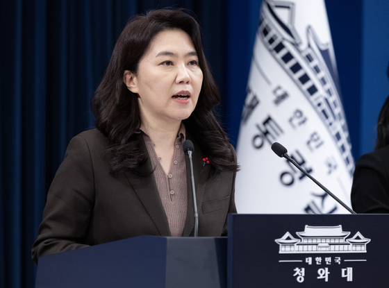 강유정 대변인이 26일 오후 청와대 춘추관 대브리핑룸에서 위험직무 순직 유가족 초청 오찬 관련 브리핑을 하고 있다. 강 대변인 뒤편의 대통령실 깃발과 단상의 청와대 문구가 혼재돼 있다. 대통령실사진기자단