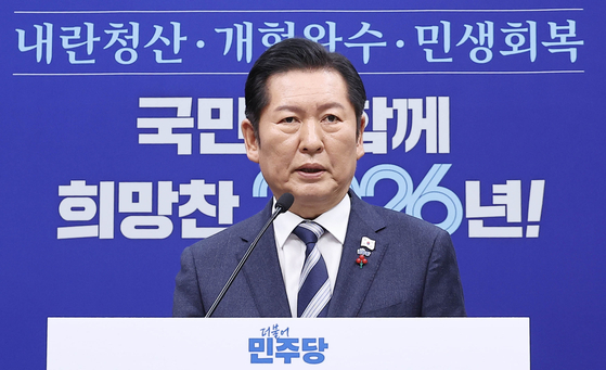정청래 더불어민주당 대표가 26일 국회에서 열린 당대표 기자회견에서 발언을 하고 있다. 임현동 기자