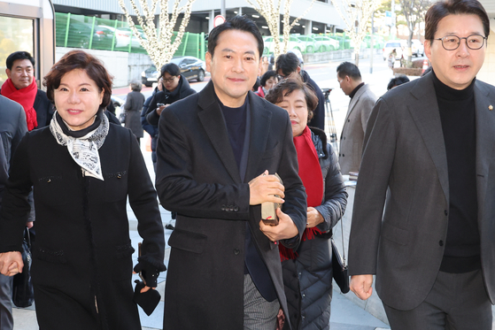 이날 서울 서초구 사랑의교회에 도착한 장동혁 국민의힘 대표(가운데). [연합뉴스]