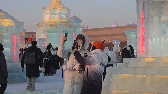 지난 21일 중국 헤이룽장성 하얼빈시에서 열린 27회 빙쉐다스제를 찾은 관광객들의 모습. 이도성 특파원
