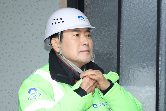 장동혁 국민의힘 대표가 26일 서울 도봉구 자원순환센터에서 봉사활동에 들어가기 전 안전모를 착용하고 있다. 뉴스1