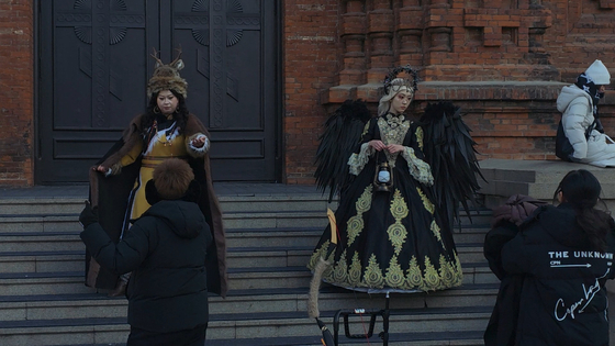 지난 21일 중국 헤이룽장성 하얼빈시의 대표적인 관광지 성 소피아 성당 앞에서 관광객들이 기념 사진을 촬영하고 있다. 이도성 특파원