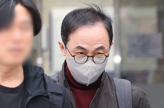 '대통령 관저 용산 이전 특혜' 의혹 관련 이전 공사 업무를 총괄했던 김오진 전 국토교통부 1차관이 지난 16일 서울 서초구 중앙지법에서 열린 구속 전 피의자 심문(영장실질심사)를 마친 뒤 호송차로 이동하고 있다. 뉴스1