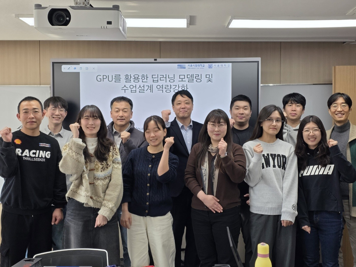 △ 서울시립대에서 열린 'GPU 활용 딥러닝(CNN) 모델링 직무연수'를 마친 참가 교사들과 강사진의 기념촬영 사진