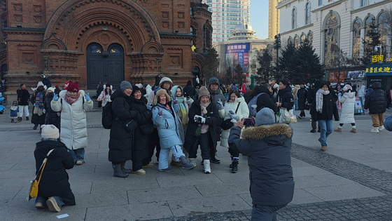 지난 21일 중국 헤이룽장성 하얼빈시의 대표적 관광지인 성 소피아 성당 앞에서 관광객들이 사진을 찍고 있다. 이도성 특파원