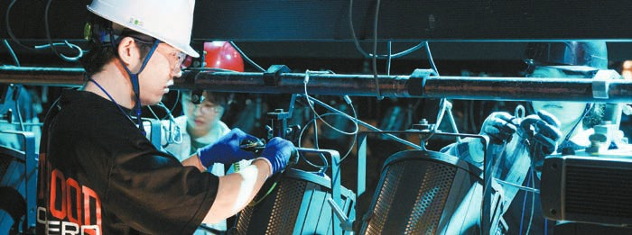 아르코가 무대기술 분야 인력난을 해소하기 위해 청년 일자리 사업을 진행하고 있다. 사진은 무대예술아카데미에서 실습 중인 학생들. [사진 아르코]