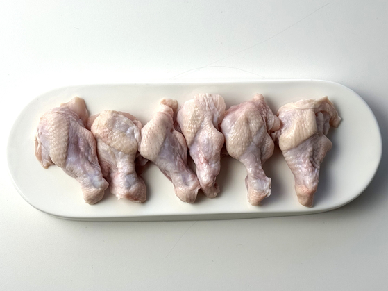 날개와 몸통 사이에 위치한 닭봉은 발라 먹기 편하고 살이 졸깃하다. 사진 이정웅