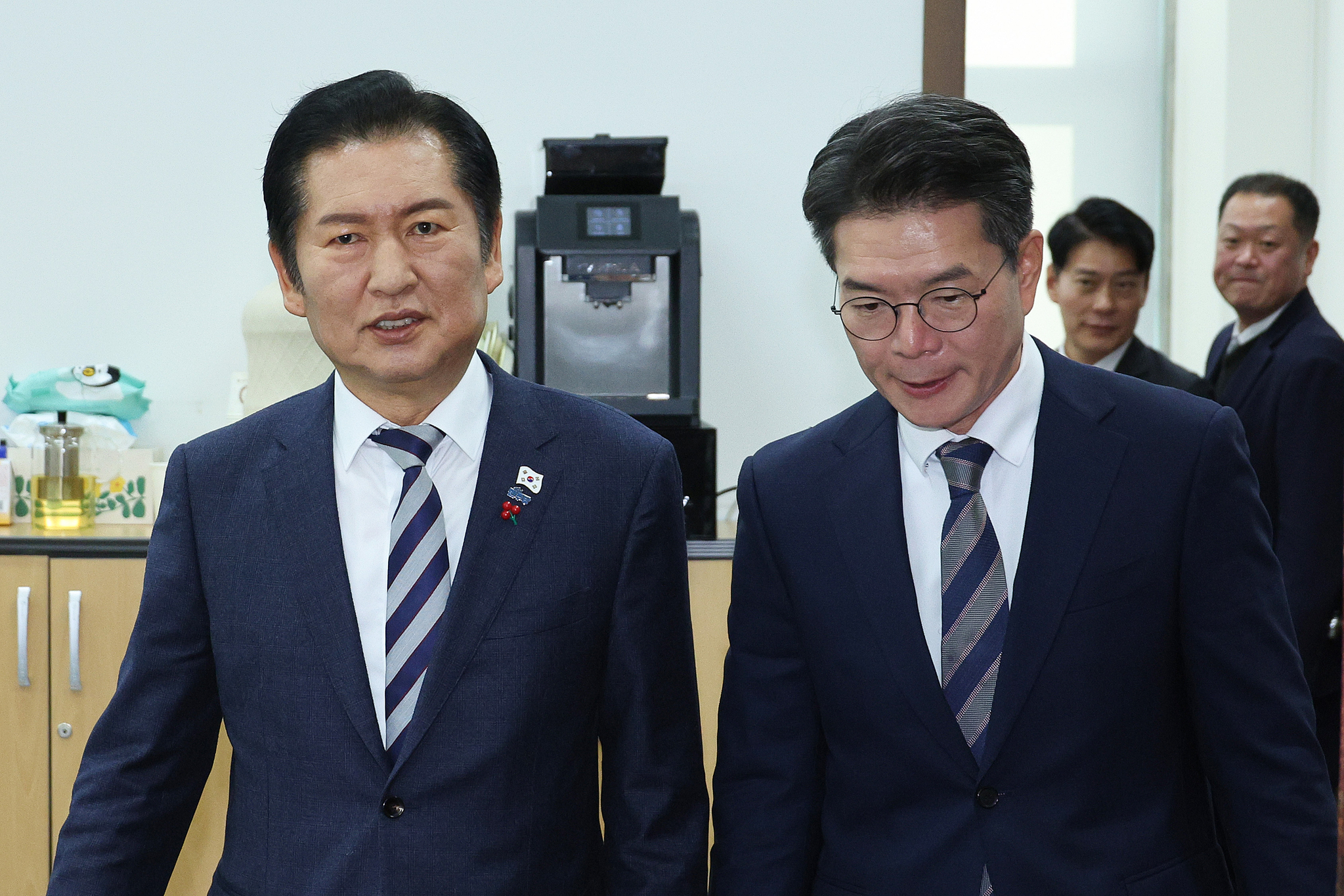 정청래 더불어민주당 대표가 지난 18일 서울 여의도 국회에서 정원오 성동구청장과 면담을 마친 후 당대표실을 나서고 있다. 뉴스1