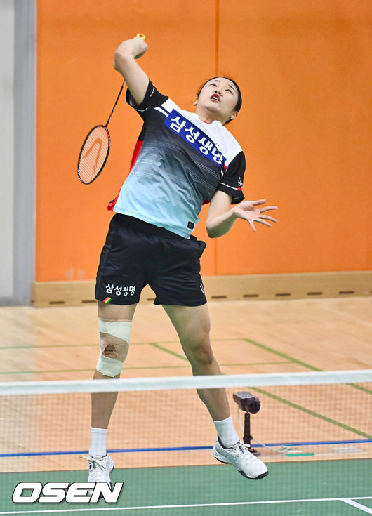 [OSEN=밀양, 이석우 기자] 제105회 전국체육대회 배드민턴 대회가 9일 경남 밀양 배드민턴 경기장에서 열렸다. 올해 전국체육대회는 11일부터 17일까지 경남 김해종합운동장 등 75개 경기장에서 47개 정식 종목과 2개 시범 종목 경기가 펼쳐진다.부산 안세영(삼성생명)이 인천 심유진(인천국제공항공사스카이몬스)과 경기를 펼치고 있다. 2024.10.09 / foto0307@osen.co.kr