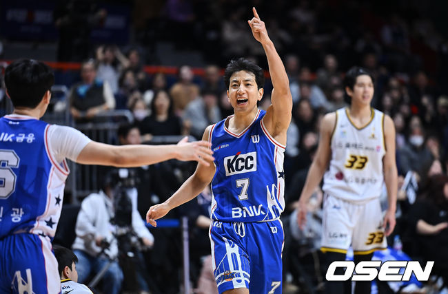 [OSEN=부산, 이석우 기자] 26일 부산 사직체육관에서 2025-2026 LG전자 프로농구 부산 KCC와 창원 LG의 경기가 열렸다.7연승을 달리고 있는 KCC가 부상 악재 속에서도 허훈을 앞세워 유기상·마레이·타마요가 버티는 챔피언 LG를 상대로 2전3기 끝 승리에 도전한다.부산 KCC 허훈이 연장전 마지막 LG 유기상의 터치 아웃에 공격권을 가져오며 환호하고 있다. 2025.12.26 / foto0307@osen.co.kr
