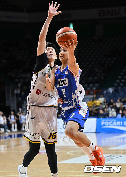 [OSEN=부산, 이석우 기자] 26일 부산 사직체육관에서 2025-2026 LG전자 프로농구 부산 KCC와 창원 LG의 경기가 열렸다.7연승을 달리고 있는 KCC가 부상 악재 속에서도 허훈을 앞세워 유기상·마레이·타마요가 버티는 챔피언 LG를 상대로 2전3기 끝 승리에 도전한다.부산 KCC 허훈이 창원 LG 정인덕의 마크를 피해 골밑슛을 시도하고 있다. 2025.12.26 / foto0307@osen.co.kr
