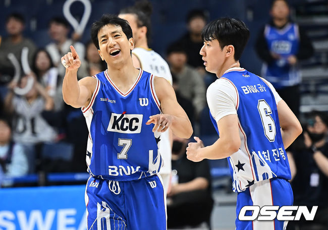 [OSEN=부산, 이석우 기자] 26일 부산 사직체육관에서 2025-2026 LG전자 프로농구 부산 KCC와 창원 LG의 경기가 열렸다.7연승을 달리고 있는 KCC가 부상 악재 속에서도 허훈을 앞세워 유기상·마레이·타마요가 버티는 챔피언 LG를 상대로 2전3기 끝 승리에 도전한다.부산 KCC 허훈이 드완 에르난데스에게 속공 패스한 후 골 성공에 기뻐하고 있다. 2025.12.26 / foto0307@osen.co.kr