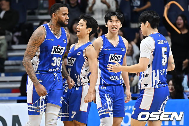[OSEN=부산, 이석우 기자] 26일 부산 사직체육관에서 2025-2026 LG전자 프로농구 부산 KCC와 창원 LG의 경기가 열렸다.7연승을 달리고 있는 KCC가 부상 악재 속에서도 허훈을 앞세워 유기상·마레이·타마요가 버티는 챔피언 LG를 상대로 2전3기 끝 승리에 도전한다.부산 KCC 숀롱이 4쿼터 연장전에 돌입하게 만든 동점 3점슛을 성공시키고 세리머니를 하고 있다. 2025.12.26 / foto0307@osen.co.kr