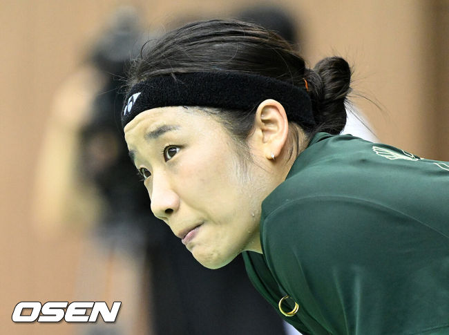 [OSEN=진천, 이대선 기자] 17일 충북 진천선수촌에서 대한민국 배드민턴 국가대표팀 미디어데이가 열렸다.배드민턴 대표팀 안세영이 훈련 후 휴식을 취하고 있다. 2025.06.17 /sunday@osen.co.kr