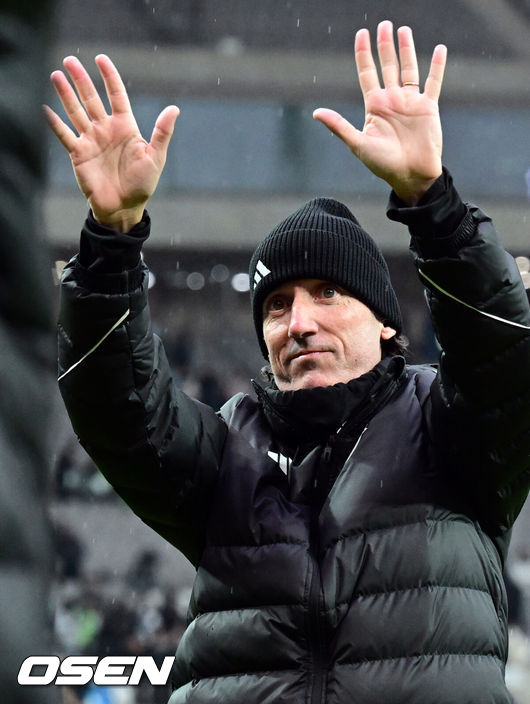 [OSEN=상암월드컵경기장, 조은정 기자] 전북현대가 끝내 정상에 섰다. 연장전 혈투 끝에 광주FC를 2-1로 꺾고 2025 하나은행 코리아컵 우승을 차지했다. 120분 동안 퇴장·부상·논란 상황이 뒤섞인 결승전이었지만, 마지막에 웃은 팀은 전북이었다.전북현대는 6일 오후 1시 30분 서울월드컵경기장에서 열린 2025 하나은행 코리아컵 결승전에서 광주FC와 맞붙어 2-1로 승리했다.전북 타노스 코치가 서포터즈를 향해 인사하고 있다. 2025.12.06 /cej@osen.co.kr
