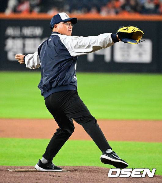 [OSEN=대전, 지형준 기자] 프로야구 한화 이글스가 극적인 역전승으로 반격에 성공했다.한화는 29일 대전 한화생명볼파크에서 열린 2025 신한 SOL뱅크 KBO 한국시리즈 3차전 LG 트윈스와의 경기에서 7-3 역전승을 거뒀다. 1차전과 2차전을 모두 내준 한화는 이날 승리로 시리즈 전적 1승 2패 추격을 시작했다.경기에 앞서 한화 1999년 우승 멤버 구대성이 시구를 하고 있다. 2025.10.29 /jpnews@osen.co.kr