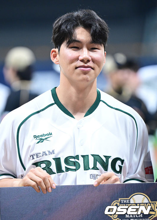 [OSEN=고척, 최규한 기자] 30일 오후 서울 고척스카이돔에서 '더 제너레이션 매치’가 열렸다. 이번 경기는 '세대를 잇는 한판 승부'를 콘셉트로 팀 베테랑에는 김현수, 양의지, 강민호, 임찬규, 박건우 등이 포진하며, 팀 라이징에는 원태인, 안현민, 이의리, 김영웅, 김택연 등이 출전한다. 시상식에서 MVP로 뽑힌 김혜성이 포즈를 취하고 있다. 2025.11.30 / dreamer@osen.co.kr