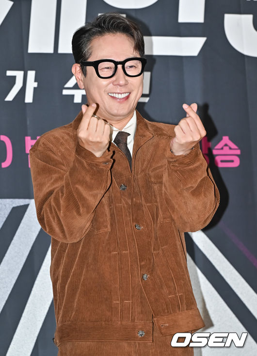 [OSEN=박준형 기자] 26일 오전 서울 상암동 중소기업DMC타워에서 JTBC 새 예능프로그램 '싱어게인 시즌3-무명가수전'(이하 '싱어게인3) 제작발표회가 진행됐다.가수 윤종신이 포즈를 취하고 있다. 2023.10.26  / soul1014@osen.co.kr