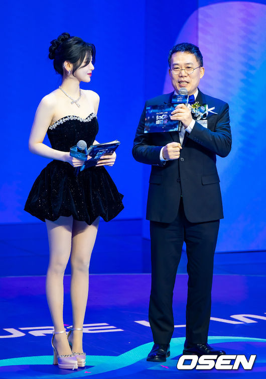 [OSEN=박준형 기자]  27일 서울 상암동 에스플레스센터에서  '2025 SOOP 스트리머 대상' 시상식이 진행됐다.‘스트리머 대상’은 2011년 시작돼 올해로 15회를 맞은SOOP의 연말 시상식으로, 한 해 동안 활약한 스트리머와 이를 함께한 유저가 한자리에 모여 축하하는 자리다.SOOP 대표이사 케빈이 SOOP AI 살사 2.0을 공개하고 있다. .   2025.12.27 / soul1014@osen.co.kr