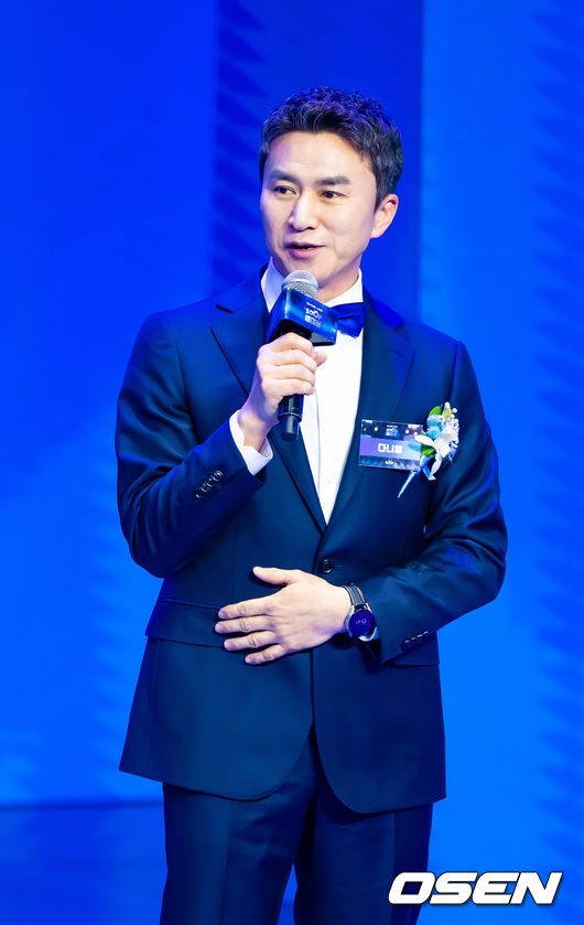 [OSEN=박준형 기자]  27일 서울 상암동 에스플레스센터에서  '2025 SOOP 스트리머 대상' 시상식이 진행됐다.‘스트리머 대상’은 2011년 시작돼 올해로 15회를 맞은SOOP의 연말 시상식으로, 한 해 동안 활약한 스트리머와 이를 함께한 유저가 한자리에 모여 축하하는 자리다.SOOP 대표이사 다니엘이 소감을 말하고 있다.  2025.12.27 / soul1014@osen.co.kr