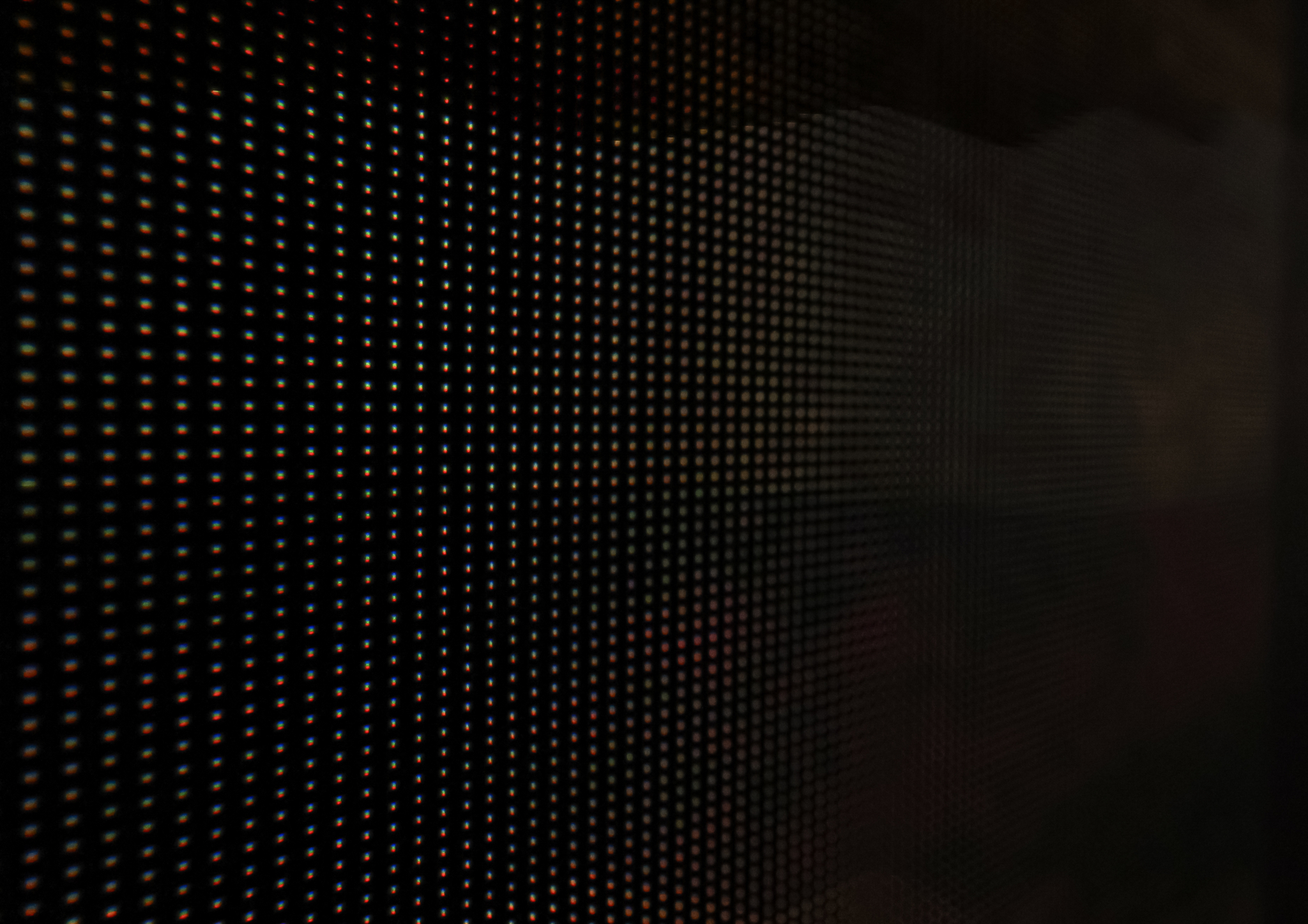 메인 스크린 근접 촬영한 모습. 픽셀 간 간격이 2.6mm다. 간격이 좁을수록 더 선명하다.
