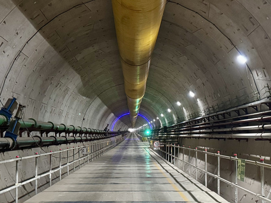 수도권제2순환고속도로 김포~파주 한강 하저터널 공사 현장. TBM이 굴진을 하면 상부에 세그먼트(콘크리트 조각)를 고정시켜 터널을 지탱하고, 하단에는 인버트박스(도로 포장 하부 구조물)을 설치한다. 인버트박스 위는 도로가 되고, 밑의 공간은 재난 시 비상 통로가 된다. 멀리 보이는 반원 형태의 푸른 선이 한강 시작점이다. 김홍준 기자