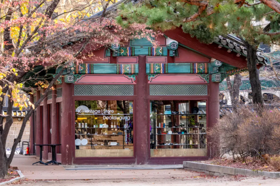 입구인 대한문을 지나 정관헌으로 가는 연못 옆에 위치한 K-헤리티지 스토어. 사진 국가유산진흥원
