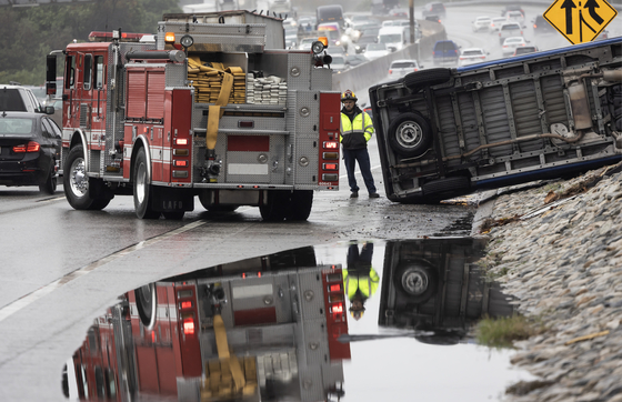 폭우로 교통 혼잡이 빚어진 26일(현지시간) 미국 캘리포니아주 로스앤젤레스의 101번 프리웨이 모습. 미 국립기상청(NWS)에 따르면 이번 비로 로스앤젤레스 카운티에는 최대 6인치(약 15㎝), 산악 지역에는 이보다 최대 3배 많은 강수량이 기록되면서 주민 대피와 도로 통제가 이뤄졌다. EPA=연합뉴스