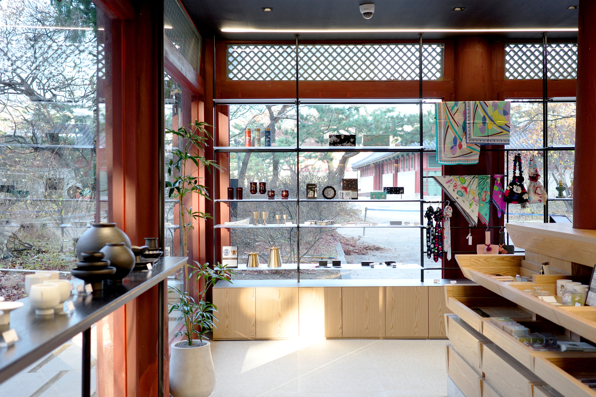 개방감을 살린 공간으로 리뉴얼을 마친 K-헤리티지 스토어 덕수궁. 전통문화 굿즈부터 공예작품까지 다양한 문화상품으로 방문객이 끊이지 않는다. 사진 국가유산진흥원