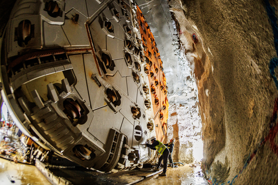 KTX 평택~오송 2복선화 5공구 공사에 투입된 TBM(Tunnel Boring Machine). 운행 중인 기존 고속철로 바로 옆을 끼고 터널을 뚫기에 진동이 적고 소음을 최소화한 TBM 공법을 적용하고 있다. 김정훈 기자