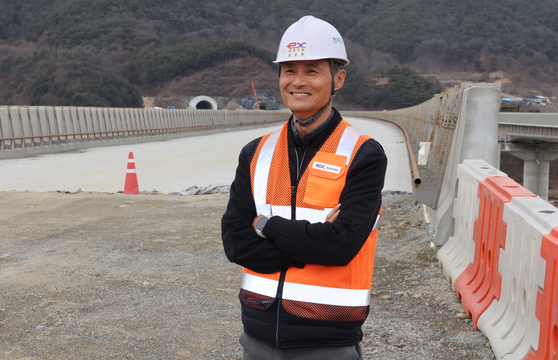 최성훈 한국도로공사 함양합천건설사업단 차장이 함양울산고속도로 거창분기점 공사 현장에서 잠시 휴식을 취하고 있다. 송봉근 객원기자