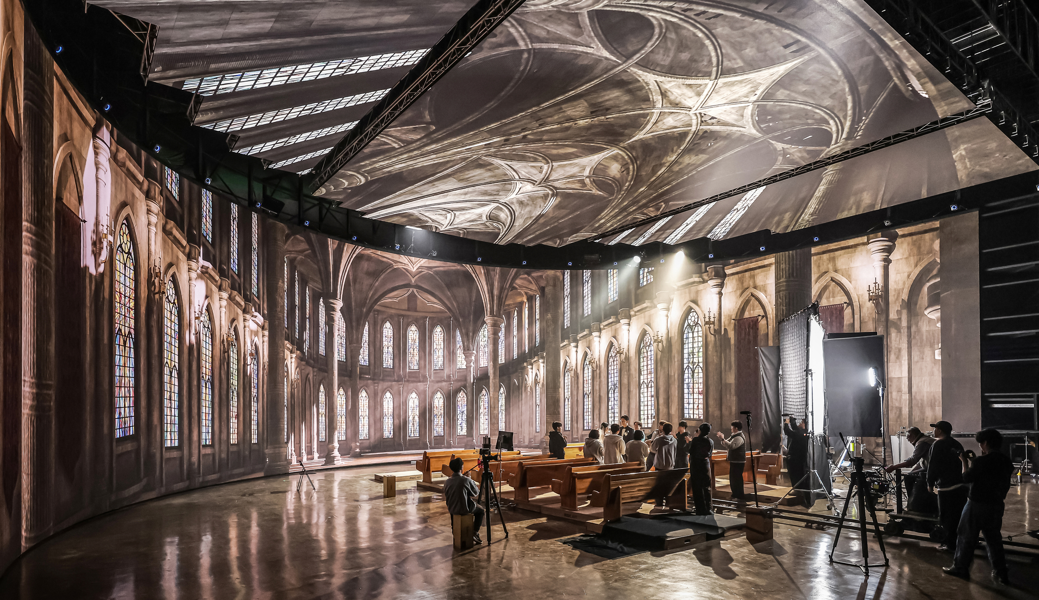 섬세한 조명 세팅이 LED Wall과 어울려 현실감을 극대화 시킨다.