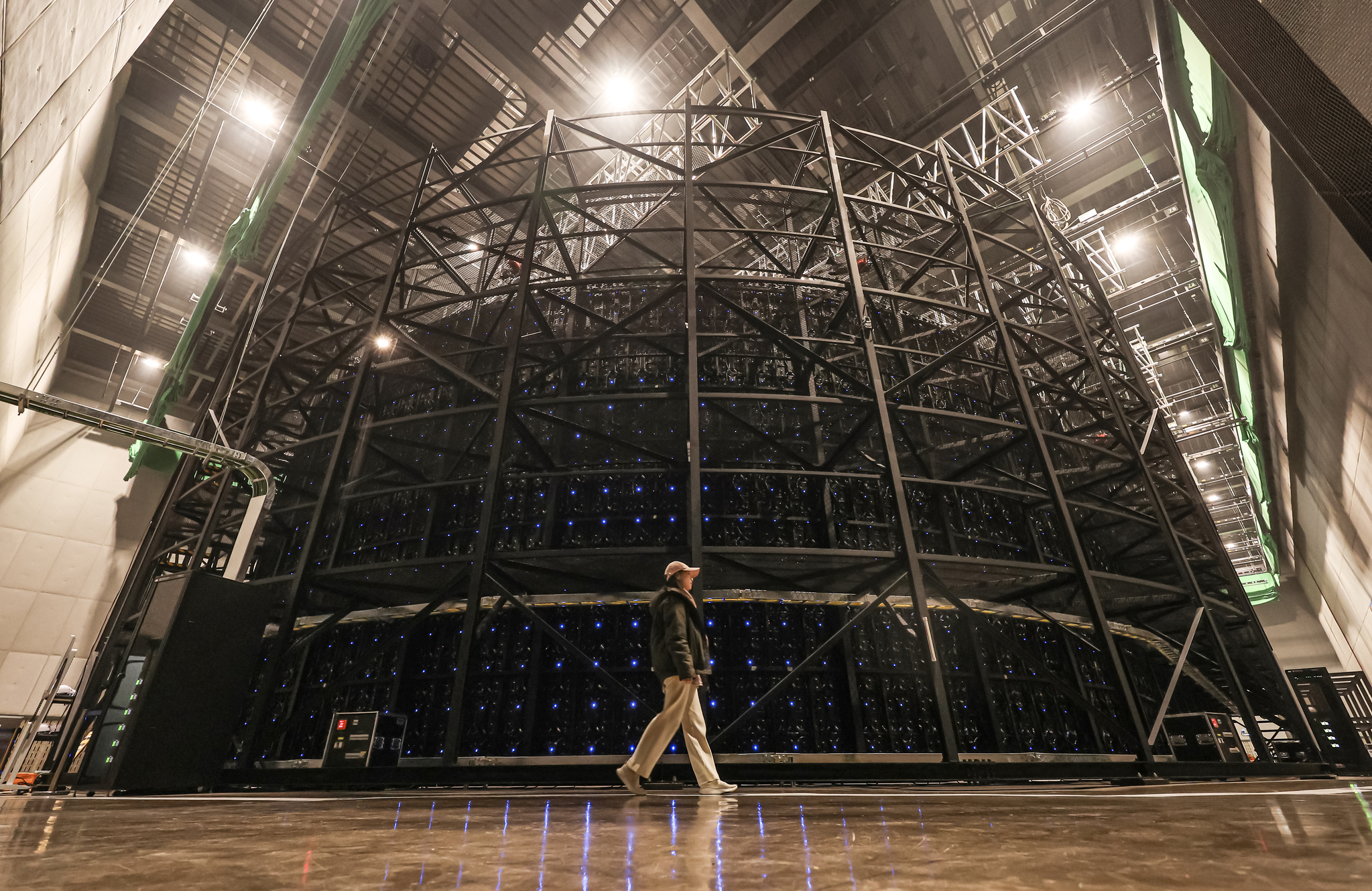 LED Wall 뒷편. 수많은 LED 캐비넷을 안전하게 고정해주고, 운영인력이 정비 점검을 원활히 할 수 있도록 캣워크 시설이 구축돼 있다.